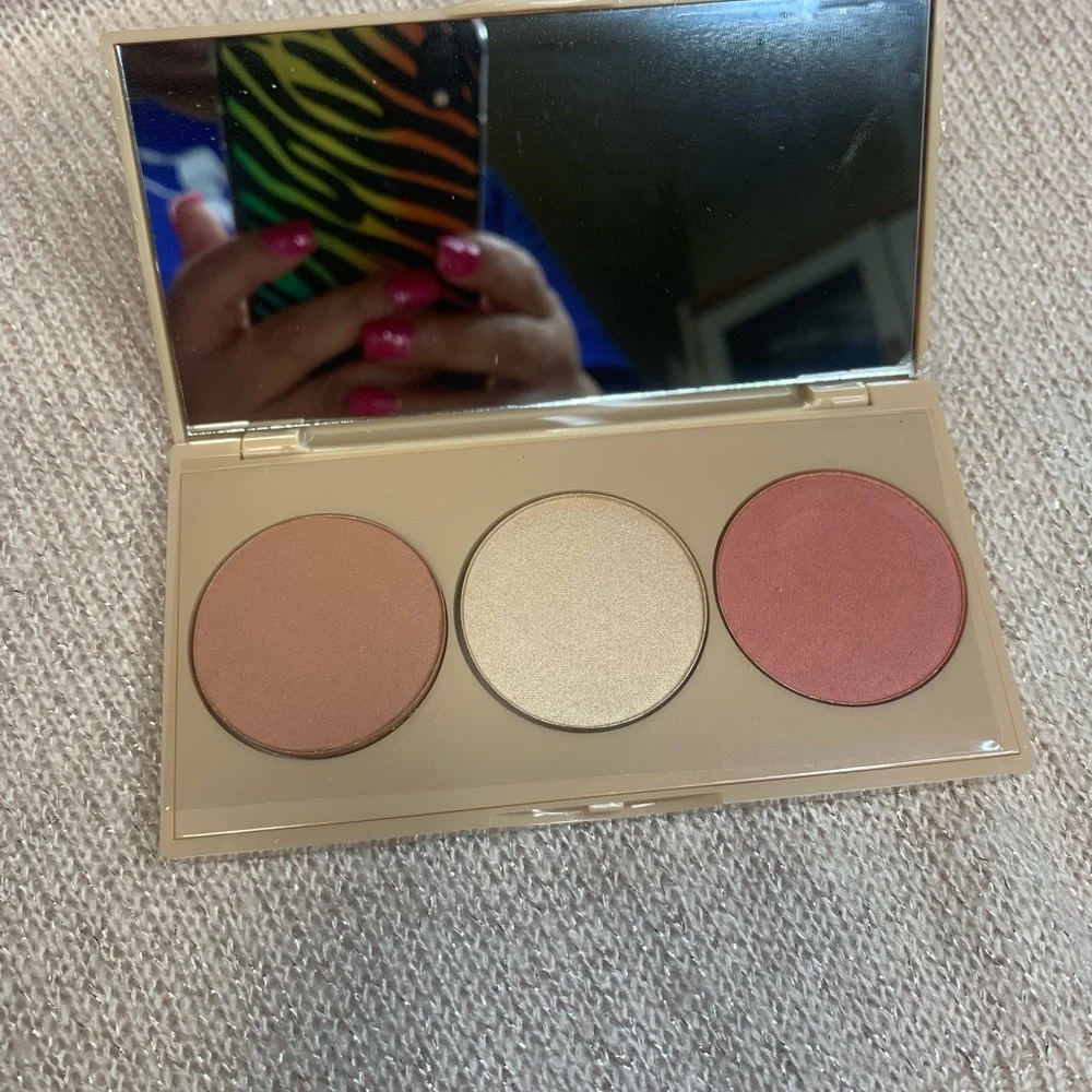 Farmasi Gold Face Palette with Holographic Pink Box